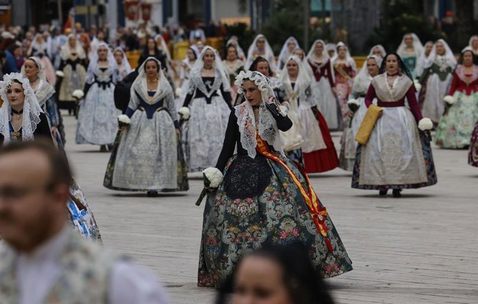 Archivo - Arxiu - Falleres durant l'ofrena floral a la Verge dels Desemparats, a 17 de març de 2025