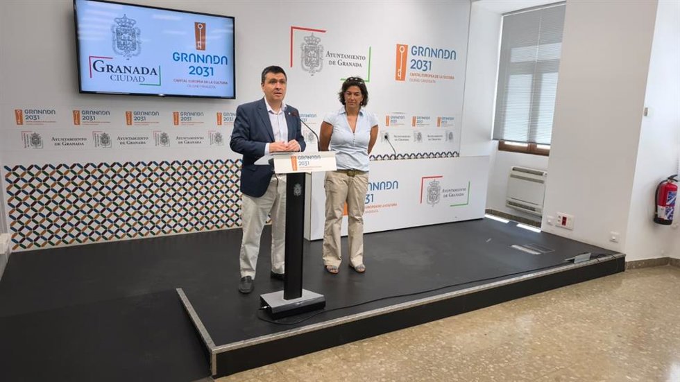 El concejal de Deportes de Granada, Jorge Iglesias, junto a la directora de Actividades en Montaña, Sostenibilidad y Relaciones Institucionales, María José Rienda.
