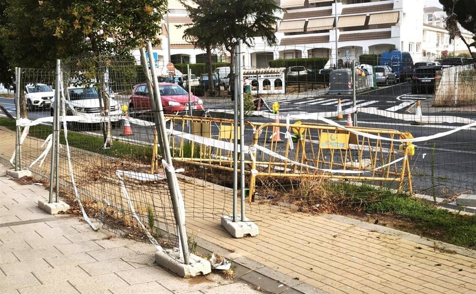 Trabajos para la reconstrucción de una arqueta de la red de saneamiento situada en la avenida de Punta Umbría de El Portil (Huelva).