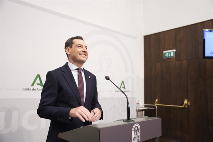 El presidente de la Junta de Andalucía, Juanma Moreno, al inicio de su comparecencia ante los medios de comunicación para informar sobre la estructura y composición del nuevo gobierno. A 9 de julio de 2026 en Sevilla (Andalucía, España). El presidente de 