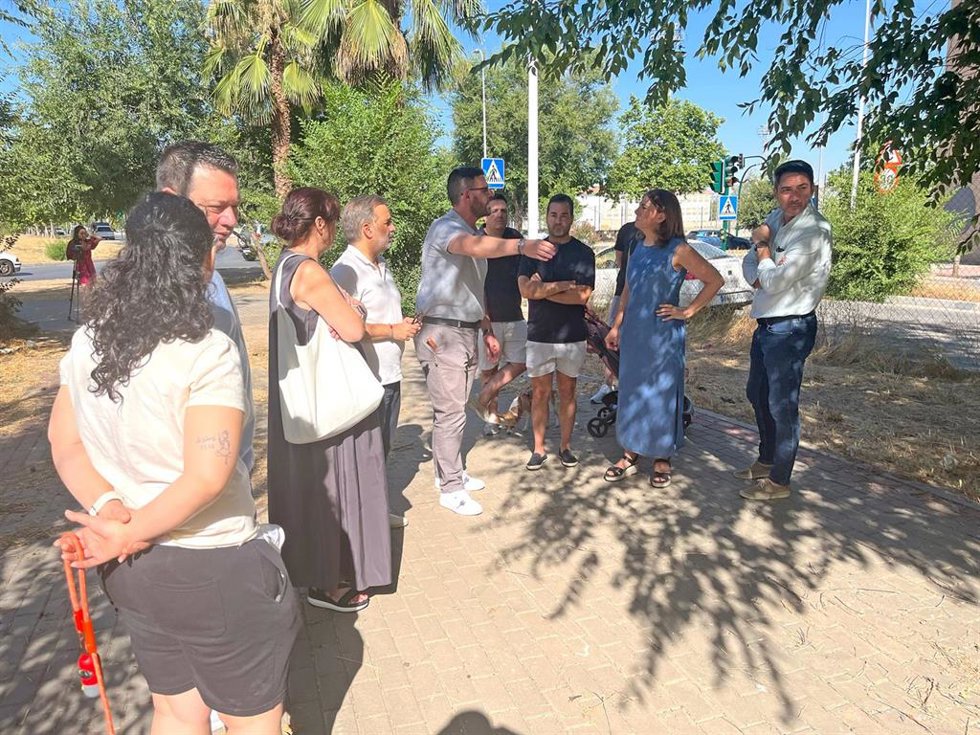 Visita del PSOE al entorno del residencial Ciudad de la Luz de Granada.