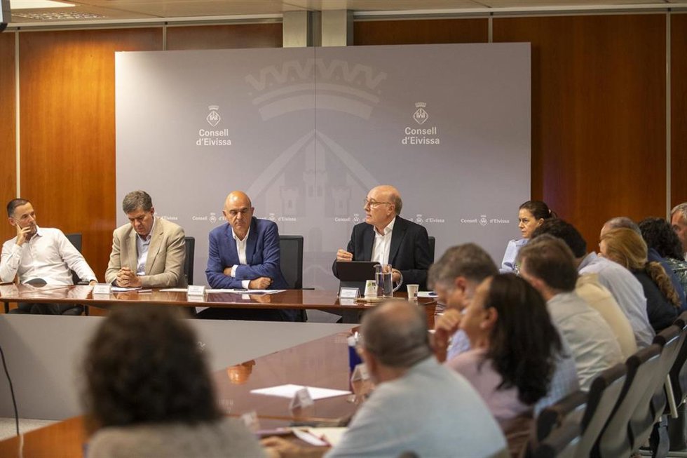 Reunión entre Aena, el Govern y el Consell d'Eivissa sobre la remodelación del aeropuerto