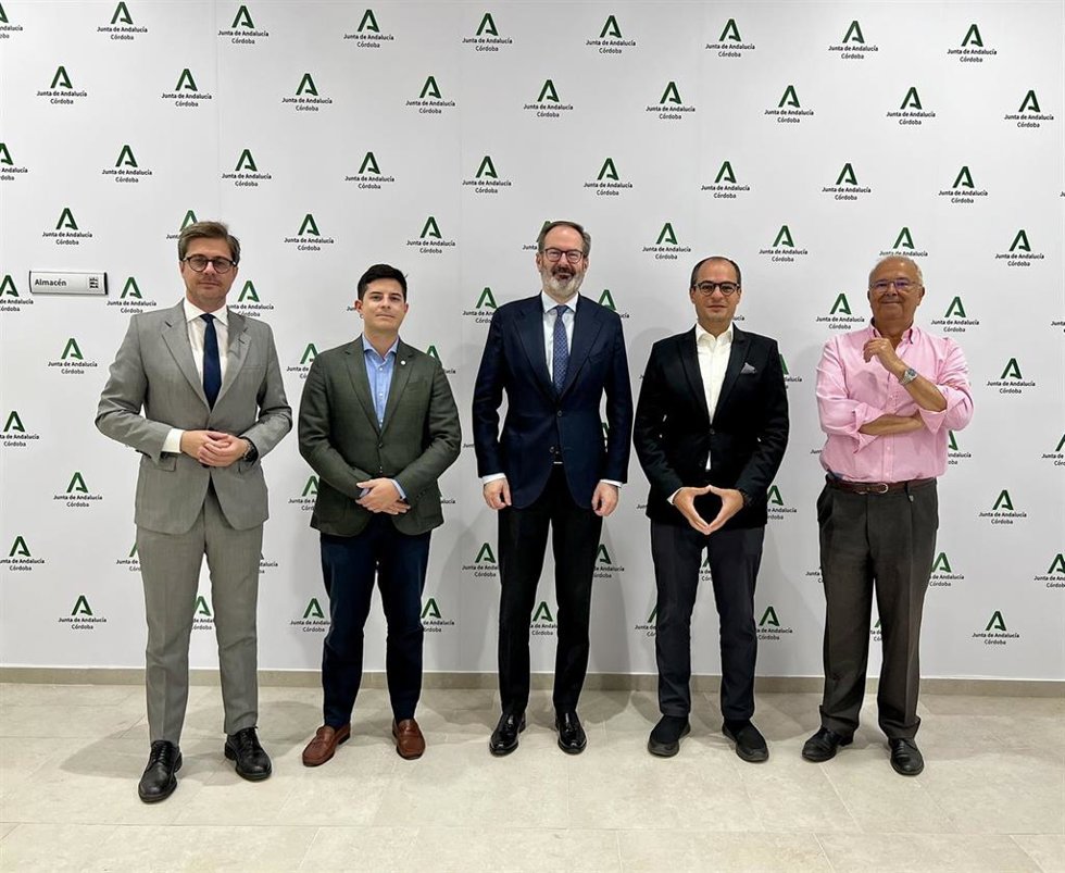 El delegado del Gobierno de la Junta de Andalucía en Córdoba, Adolfo Molina (centro), en el encuentro con representantes de la Unión por el Mediterráneo (UpM) y de la Fundación Anna Lindh.