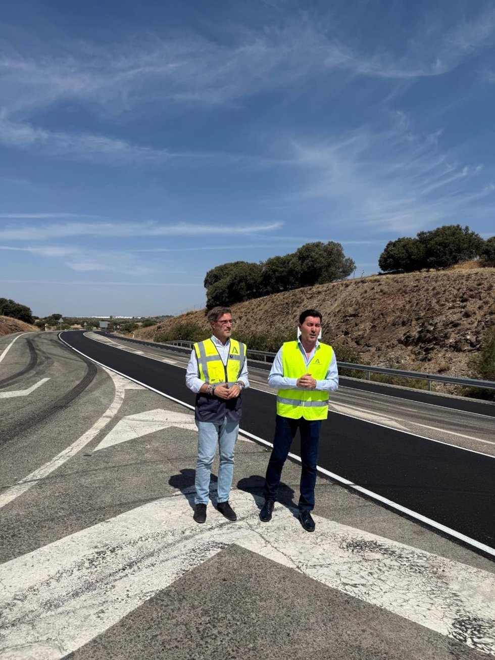 El delegado de Fomento, Miguel Contreras, y el alcalde de La Carolina, Cristóbal Pérez, en su visita a la A-301