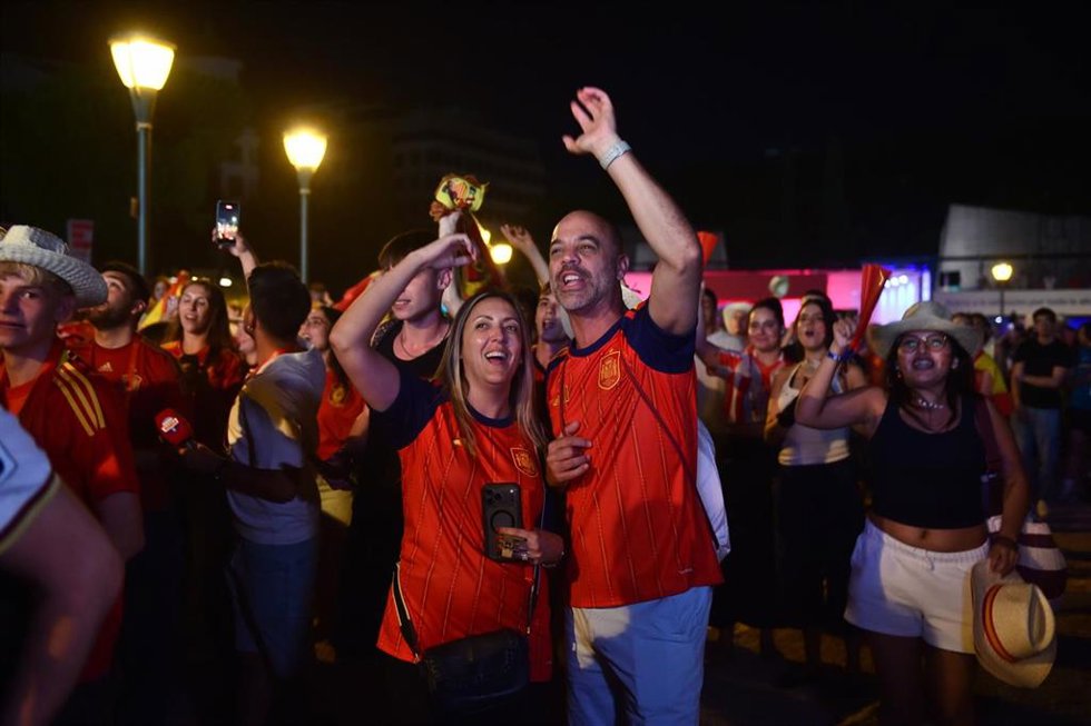 Aficionados de la selección española durante el partido del mundial de fútbol entre España y Portugal.