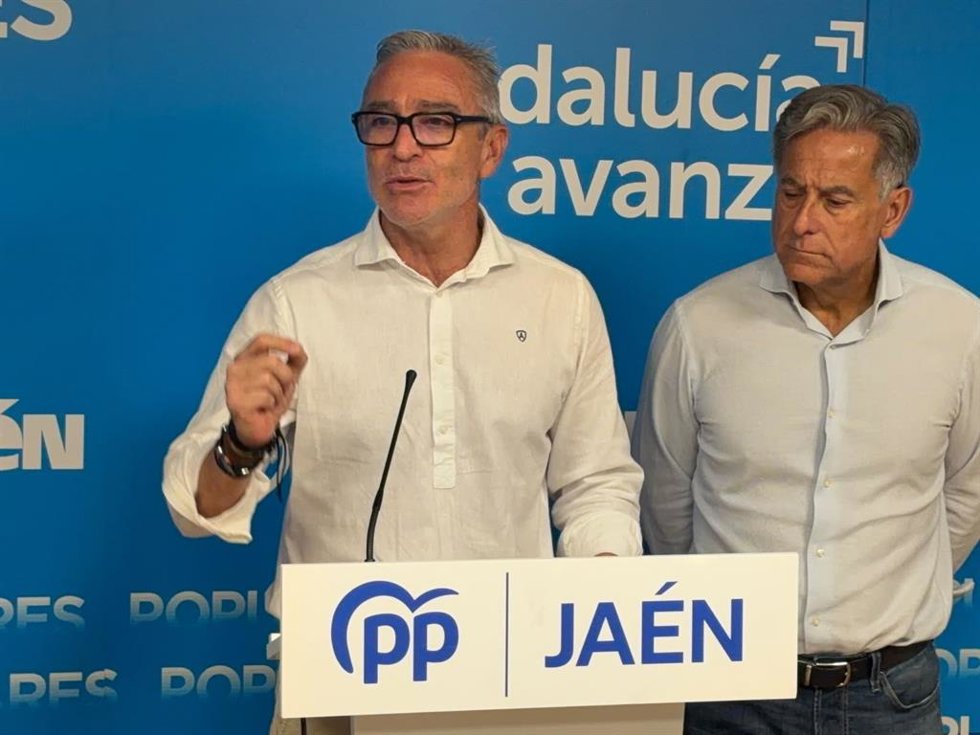 El portavoz del PP en la Diputación, Luis Mariano Camacho, junto al diputado Antonio Losa