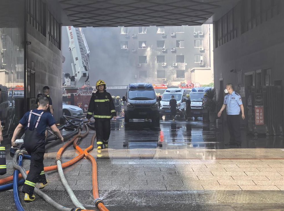 Imagen de archivo de los bomeros tras el incendio de una fábrica de calzado.