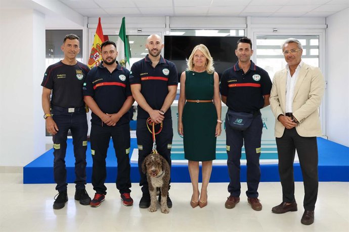 La alcaldesa de Marbella, Ángeles Muñoz, recibe a los tres bomberos marbellíes que han regresado de Venezuela.