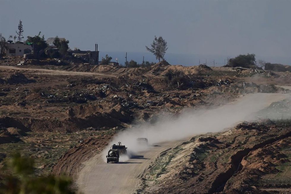 Archivo - Tropas israelíes en la Franja de Gaza en enero de 2024.  