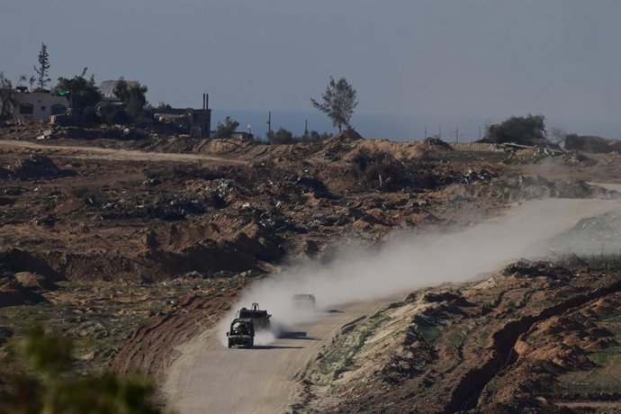 Archivo - Arquivo - SEDEROT, 9 de janeiro de 2024  -- Esta foto, tirada do lado israelense da fronteira com a Faixa de Gaza, mostra tropas israelenses na Faixa de Gaza, em 8 de janeiro de 2024. O exército israelense iniciou uma nova fase, menos intensa, e
