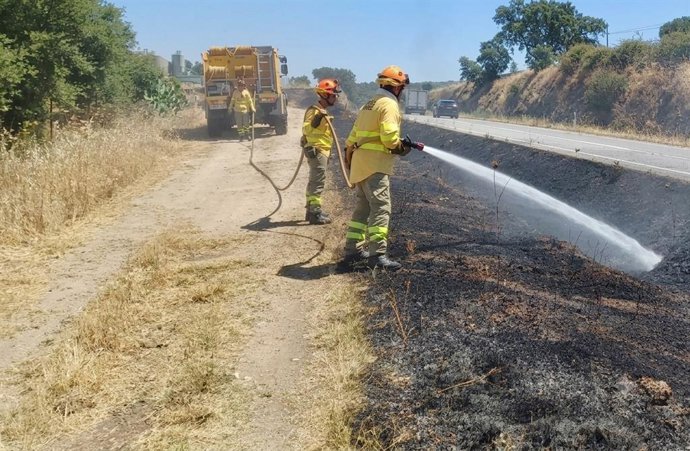 Archivo - Bomberos del Plan Infoex sofocan un incendio en una imagen de archivo