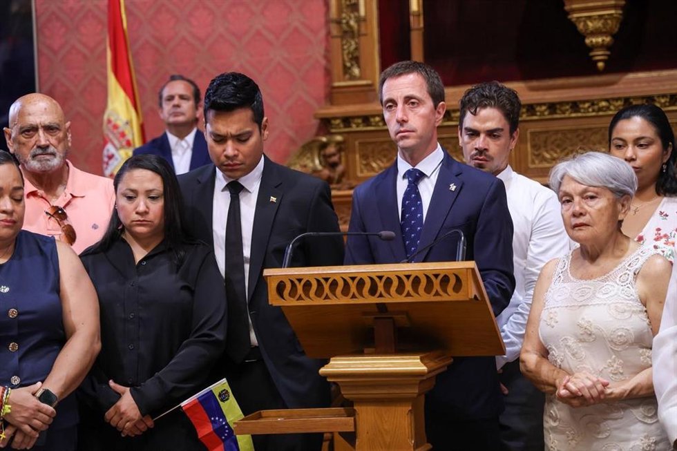 El Consell rinde homenaje a las víctimas de los terremotos en Venezuela con un minuto de silencio.