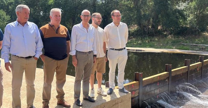 El presidente de la Diputación de Salamanca, Javier Iglesias, inaugura junto al alcalde de La Atalaya, Jesús Pérez, y otros representantes la nueva zona recreativa de La Atalaya.