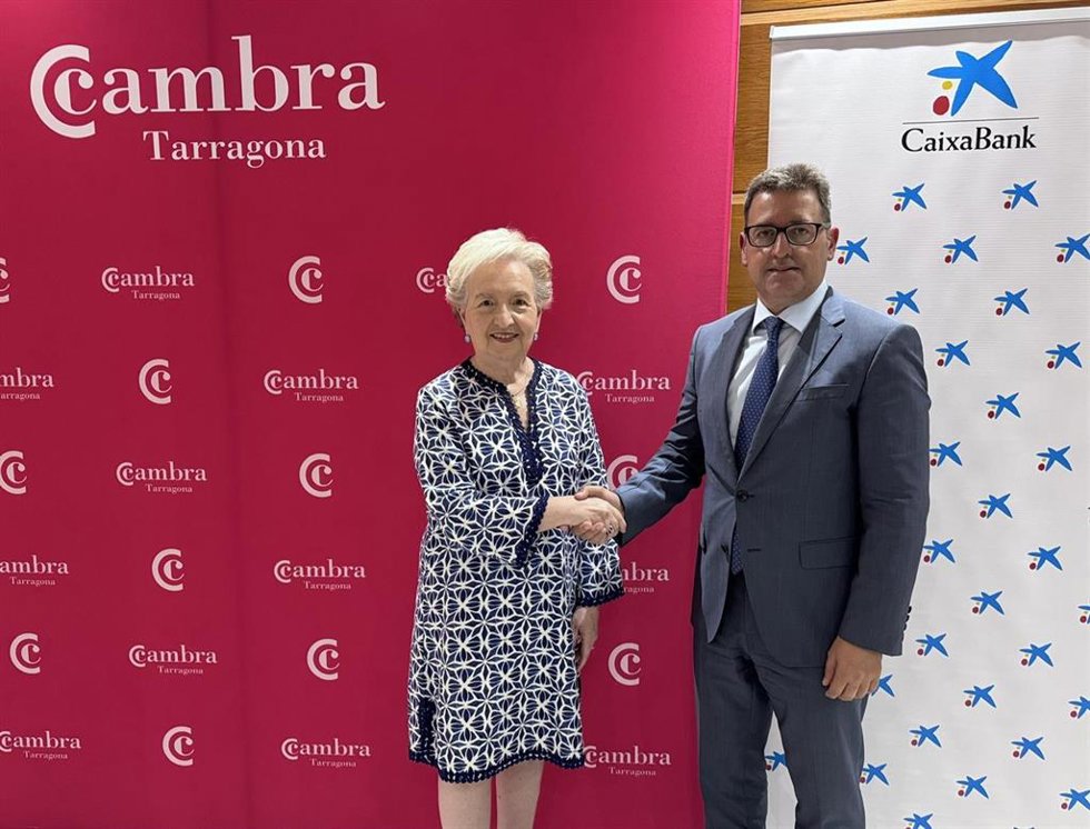 La presidenta de la Cámara, Laura Roigé, y el director territorial de CaixaBank en Catalunya, Josep Maria González