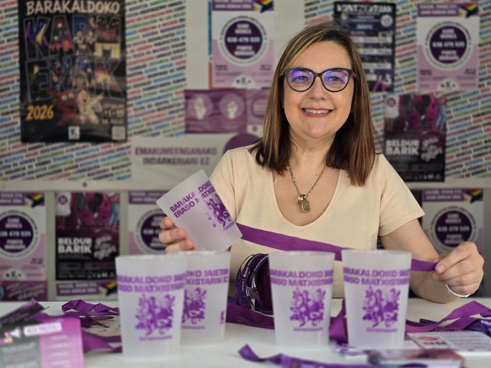 La concejala de Igualdad de Barakaldo, Iratxe Foces, con los vasos con mensajes de igualdad que se repartirán en las fiestas de El Carmen.