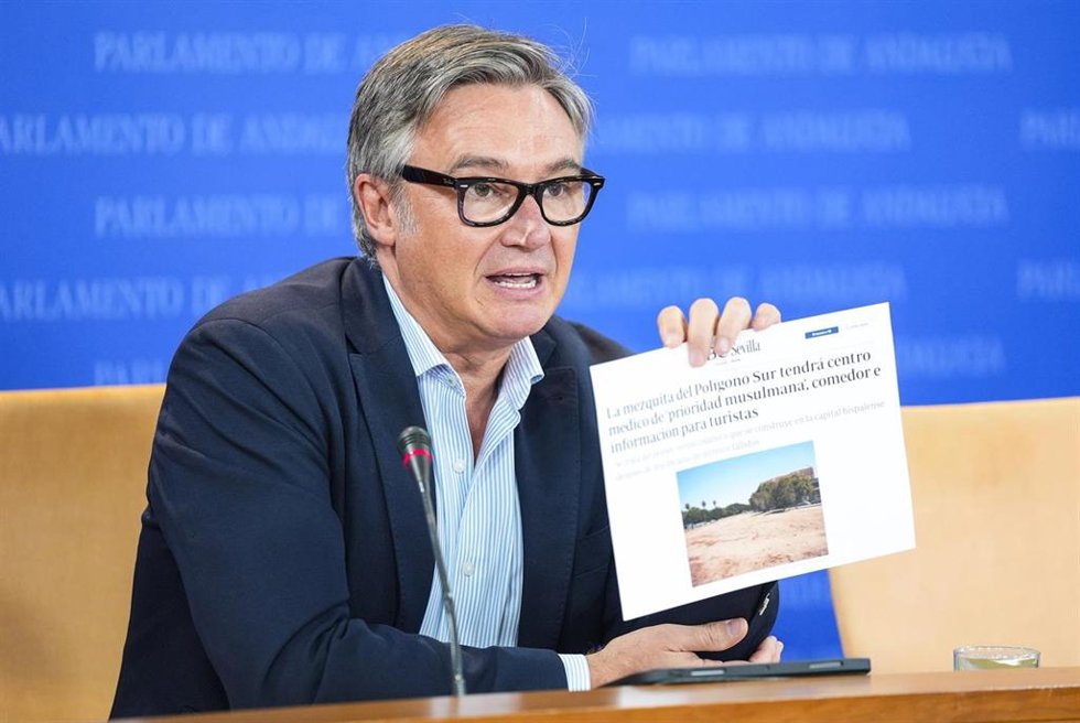 El portavoz del Grupo Parlamentario VOX, Manuel Gavira, durante la ronda de ruedas de prensa de portavoces de los grupos parlamentarios en el Parlamento de Andalucía.