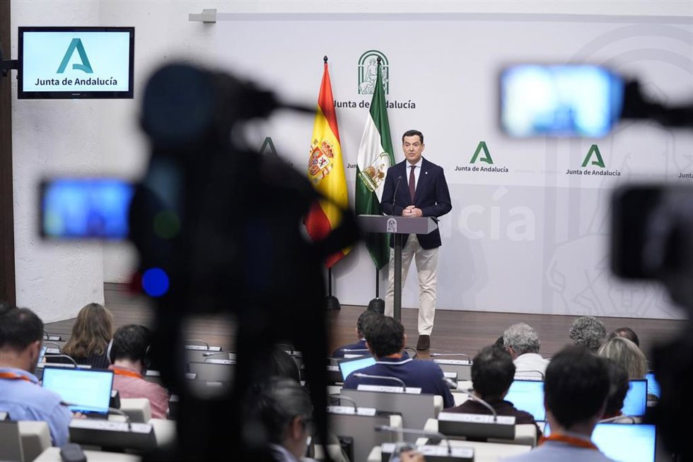 El presidente de la Junta de Andalucía, Juanma Moreno, comparece ante los medios de comunicación para informar de la estructura y composición del nuevo gobierno. A 9 de julio de 2026 en Sevilla (Andalucía, España). El presidente de la Junta de Andalucía, 