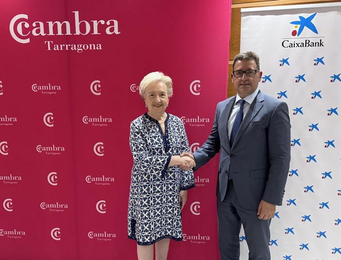 La presidenta de la Cambra de Tarragona, Laura Roigé, i el director territorial de CaixaBank a Catalunya, Josep Maria González