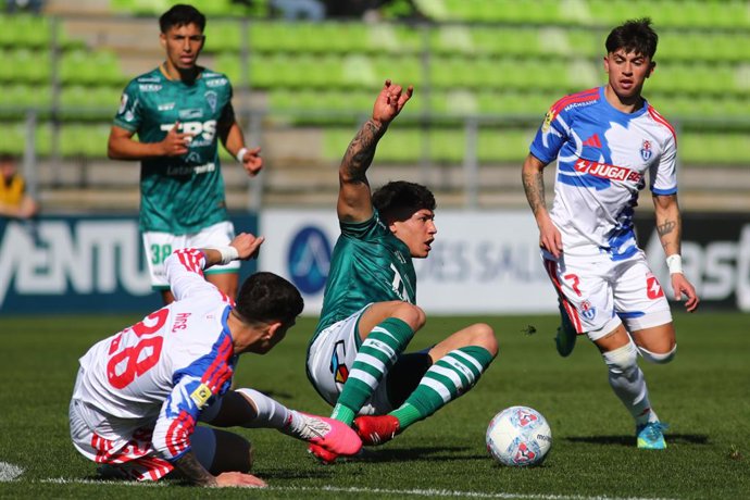 Futbol, Santiago Wanderers vs Universidad de Chile  Fecha 5, Copa Chile 2026  El jugador de Santiago Wanderers, Cristopher Valenzuela,centro, disputa el balon contra Agustin Arce de Universidad de Chile, durante el partido de Copa Chile, disputado en el