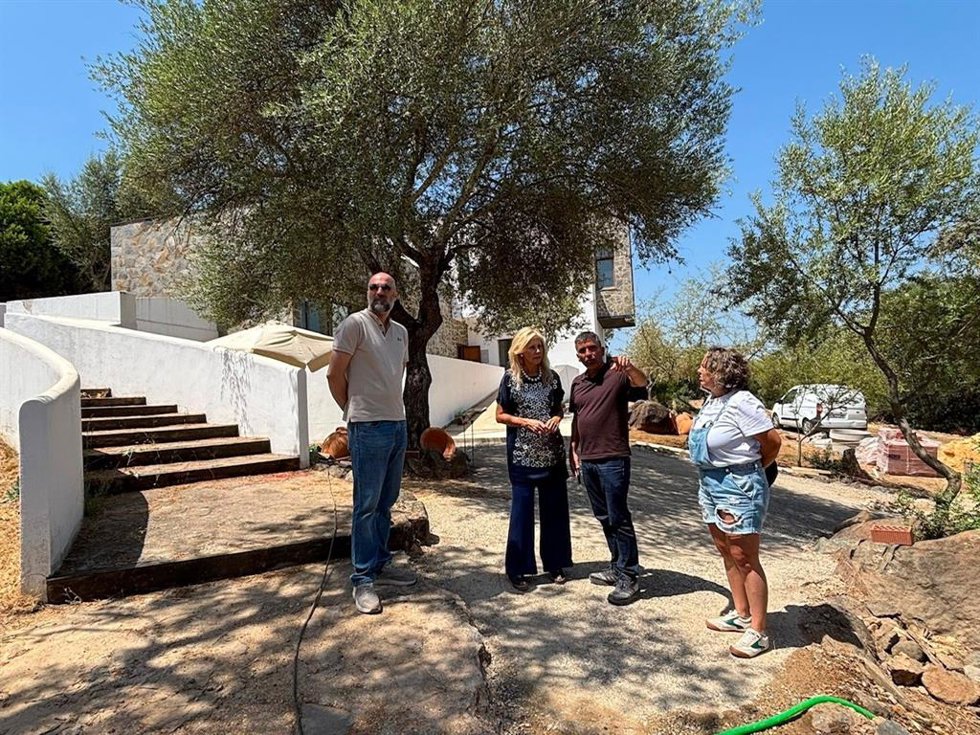 La subdelegada del Gobierno en Huelva,María José Rico, durante su visita a Berrocal.