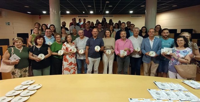 El presidente de la Mancomunidad Campiña Sur, Miguel Ruz (centro), en la entrega de reconocimientos y presentación de la guía.