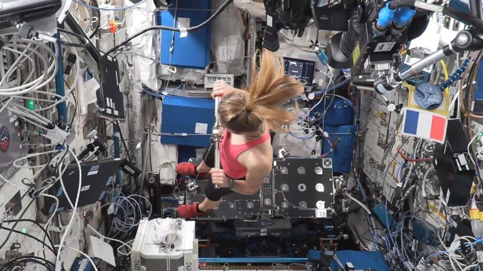 La astronauta Sophie Adenot haciendo ejercicio en la Estación Espacial Internacional