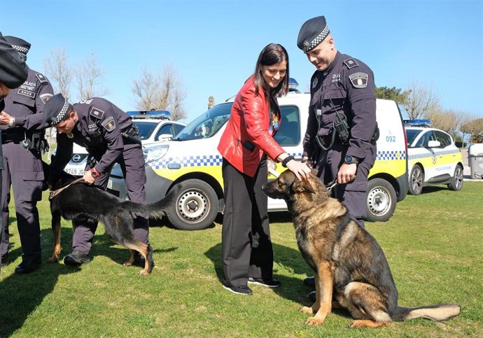 Archivo - La alcaldesa, Gema Igual, con los perros de la Policía Local