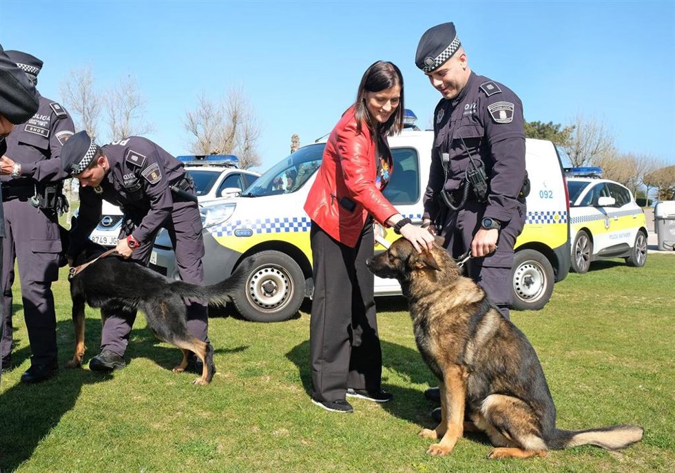 Archivo - La alcaldesa, Gema Igual, con los perros de la Policía Local