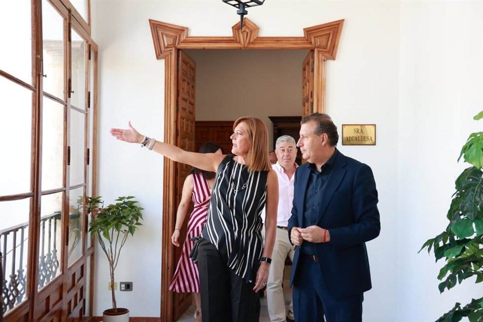 El presidente de la Diputación y la alcaldesa de Osuna, en el Consistorio