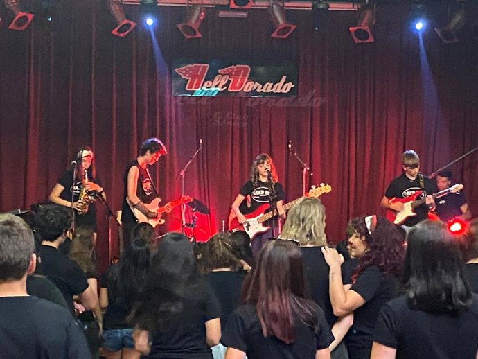 A lo largo del programa, los participantes sumergen en un entorno creativo y musical mediante