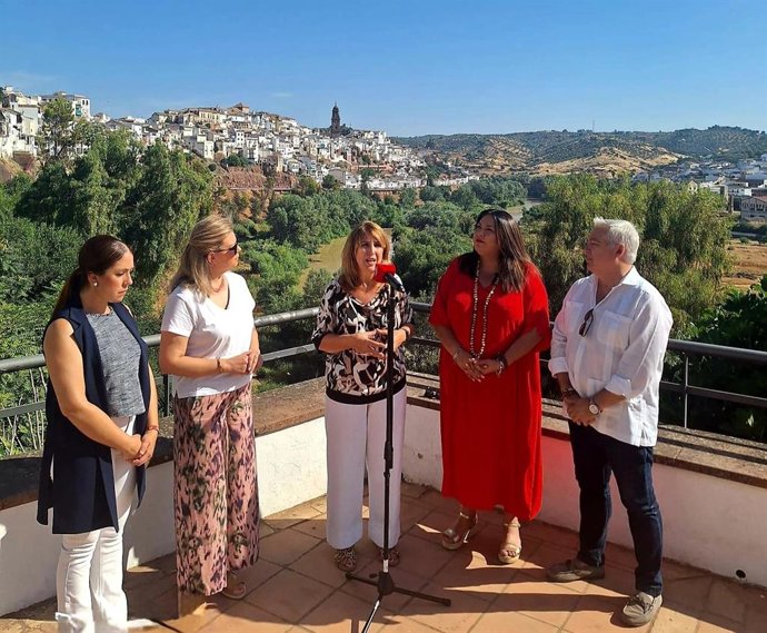 Ana López Losilla (centro), durante su visita a Montoro, acompañada por Lola Amo (2ª dcha.)