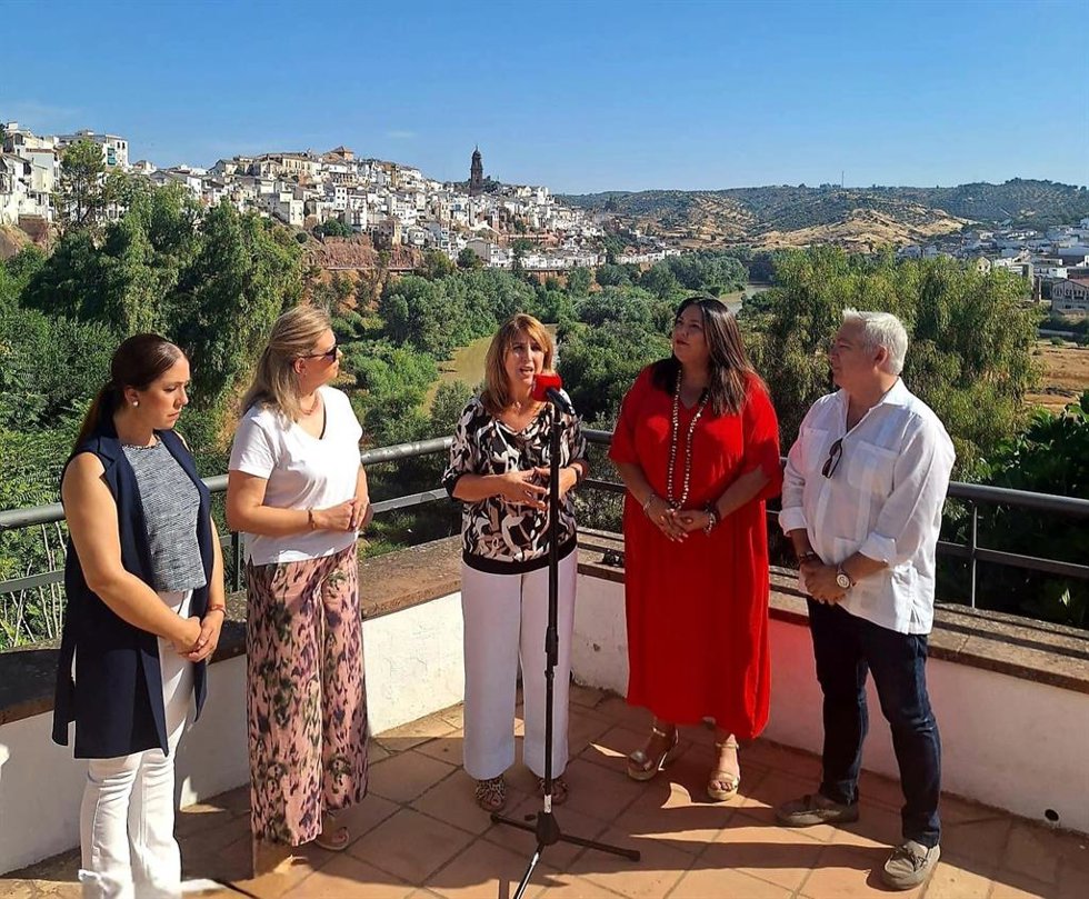 Ana López Losilla (centro), durante su visita a Montoro, acompañada por Lola Amo (2ª dcha.)