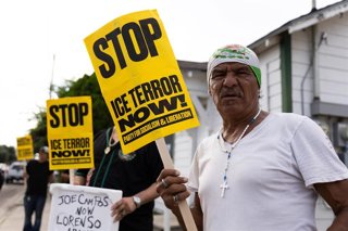 Protesta en Houston por la muerte del ciudadano mexicano Lorenzo Salgado a manos de un agente del ICE.