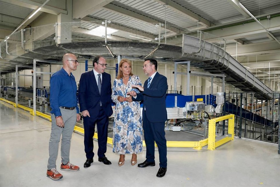 Toni Saura Martín, alcalde de Alaquàs; David Sastre, CEO de SEUR; Susana Camarero Benítez, vicepresidenta de la Generalitat; Benjamín Calzón, Drt. Operaciones SEUR en el nuevo centro de Alaquàs