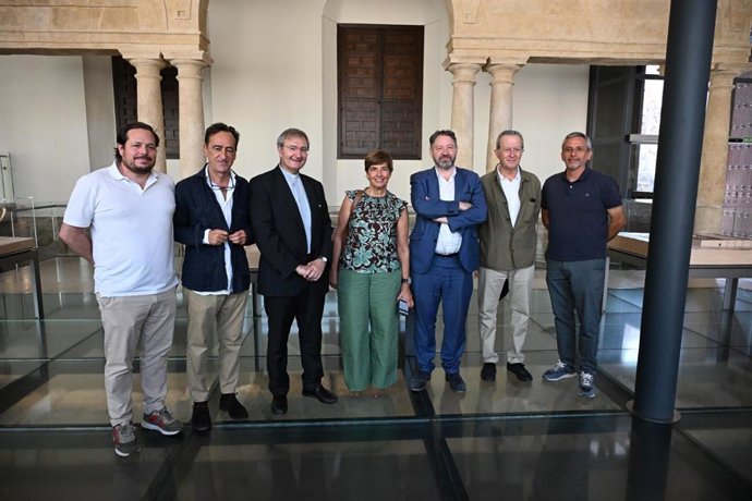 Responsables del Cabildo, del Museo del Pardo de Colecciones Reales, durante la visita al CIR de la Mezquita-Catedral de Córdoba.
