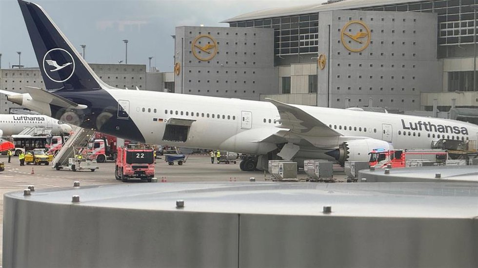 Archivo - 04 June 2026, Hesse, Frankfurt: A Lufthansa Dreamliner aircraft rests on its nose in front of a terminal at Frankfurt Airport after the nose landing gear collapsed. Employees were injured in the incident. Photo: Mike Seeboth/dpa.