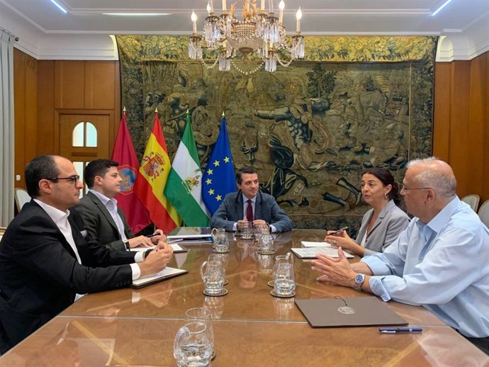 El alcalde de Córdoba, José María Bellido (centro), en su encuentro con representantes de la Unión por el Mediterráneo y de la Fundación Anna Lindh.
