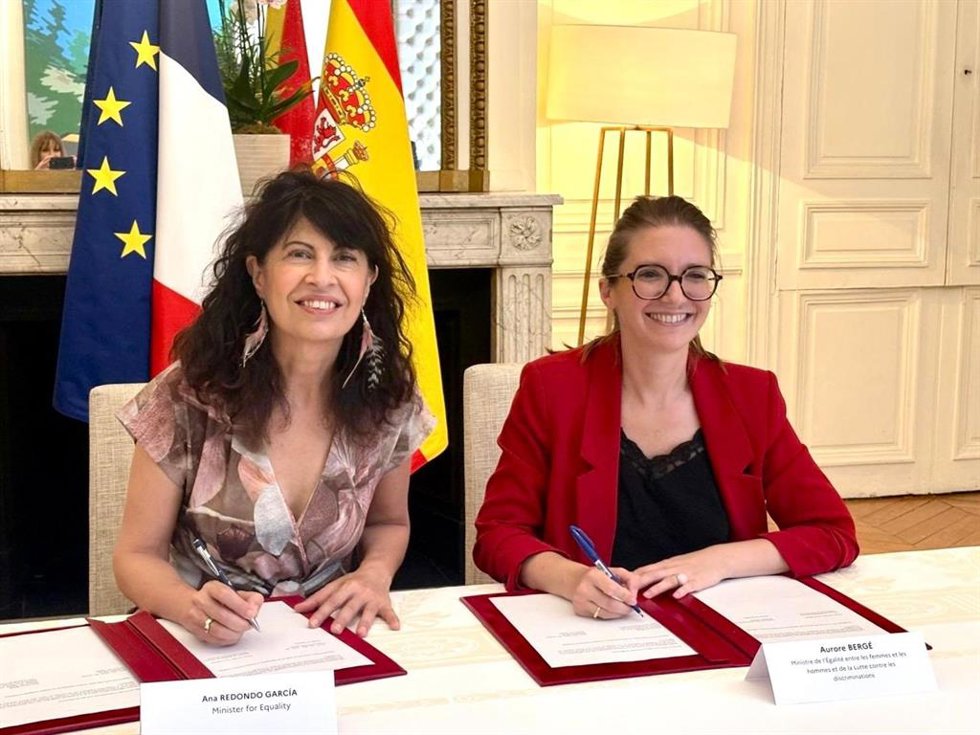La ministra de Igualdad, Ana Redondo, y la ministra delegada para la Igualdad entre Mujeres y Hombres y la Lucha contra las Discriminaciones de Francia, Aurore Bergé