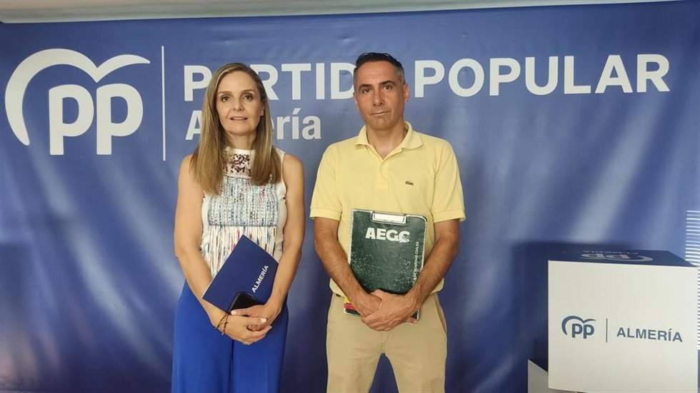 La diputada nacional del PP Maribel Sánchez Torregrosa y el subdelegado de la Asociación Española de la Guardia Civil (AEGC) en la provincia de Almería, David Márquez Sánchez.