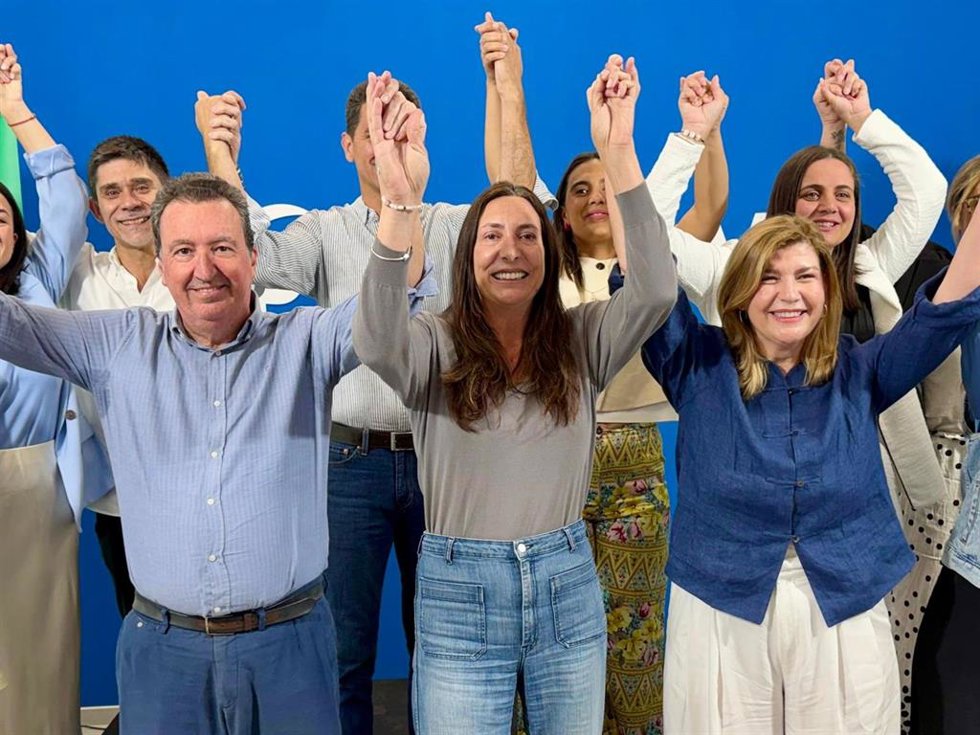 La recién nombrada  consejera de Servicios Sociales, Familias e Igualdad, Loles López, junto a miembros del PP de Huelva.