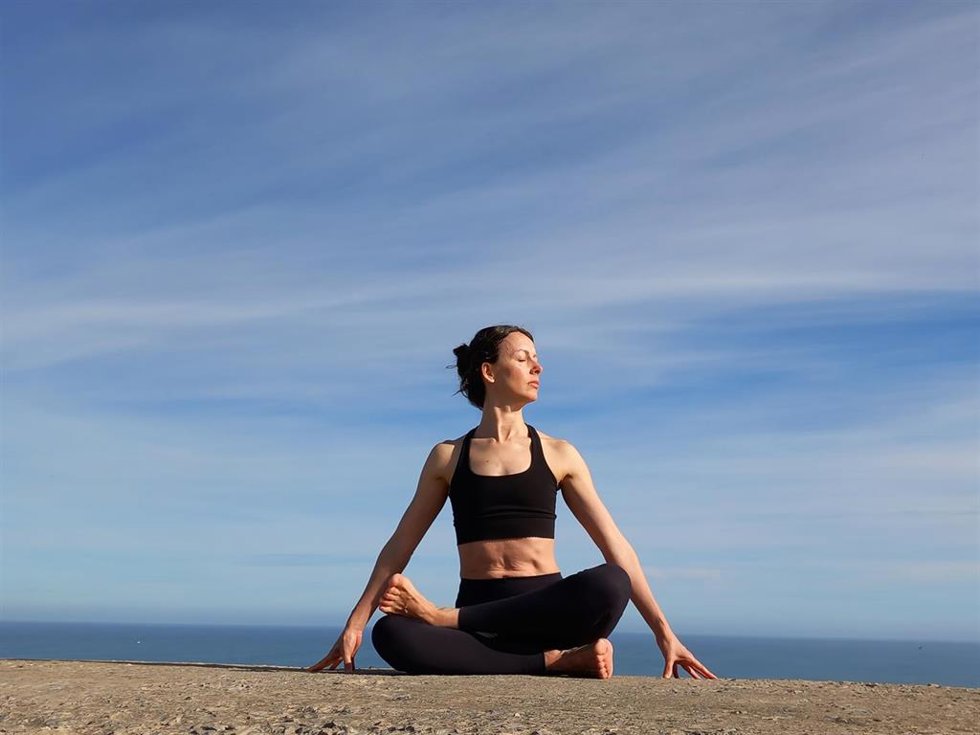 La UC propone en Laredo un taller de yoga en familia para promover el bienestar físico y emocional