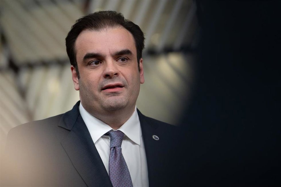 Archivo - El presidente del Eurogrupo y ministro de Finanzas de Grecia, Kyriakos Pierrakakis, atiende a los representantes de la prensa al margen de la cumbre de la UE