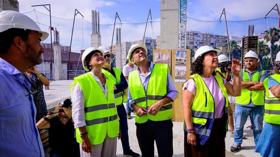 El alcalde de Cádiz visitando las obras de nuevas viviendas en la Avenida Marconi.