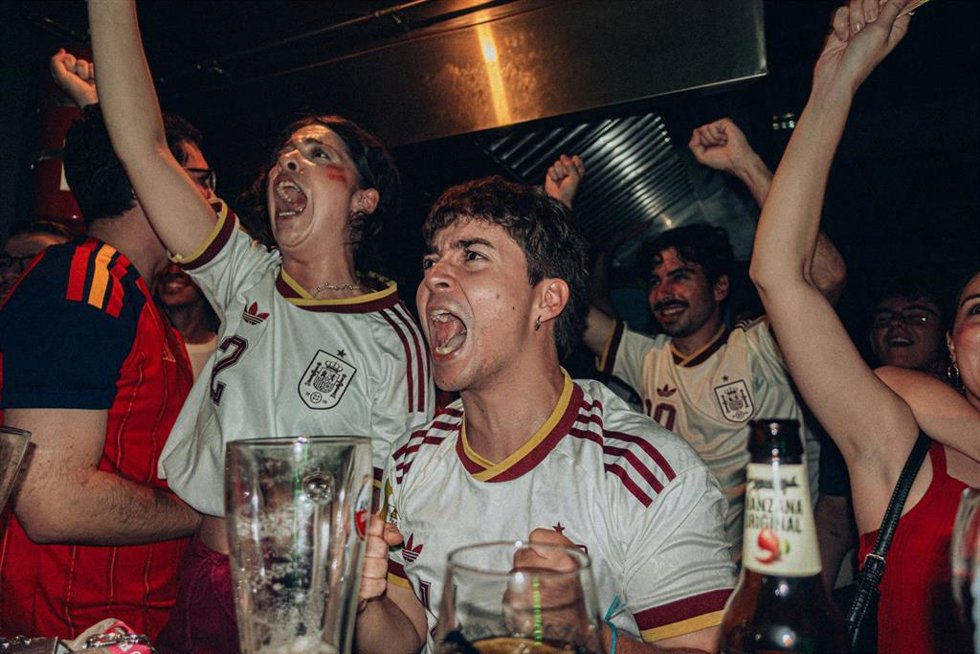 Aficionados de la Selección Española durante el partido del Mundial de fútbol 2026 entre España y Portugal.