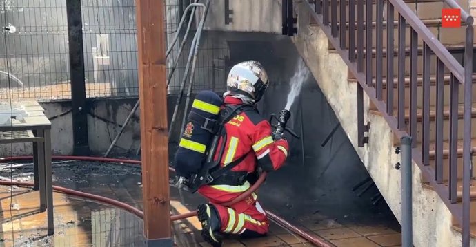Bomberos extinguen un incendio iniciado en las arizónicas de un chalet de Villanueva de la Cañada