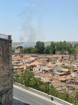 El incendio desatado este jueves en las inmediaciones de Toledo visto desde el Casco Antiguo.