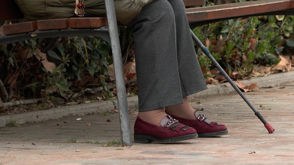 Archivo - Una mujer mayor con bastón descansando en un banco.
