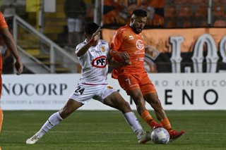 Futbol, Cobreloa vs Rangers, liga de ascenso 2026. El jugador de Cobreloa Sebastian Zuñiga controla el balon durante el partido de Liga de Ascenso Caixun contra Rangers disputado en el estadio Zorro del Desierto, Calama 31/05/2026 Pedro