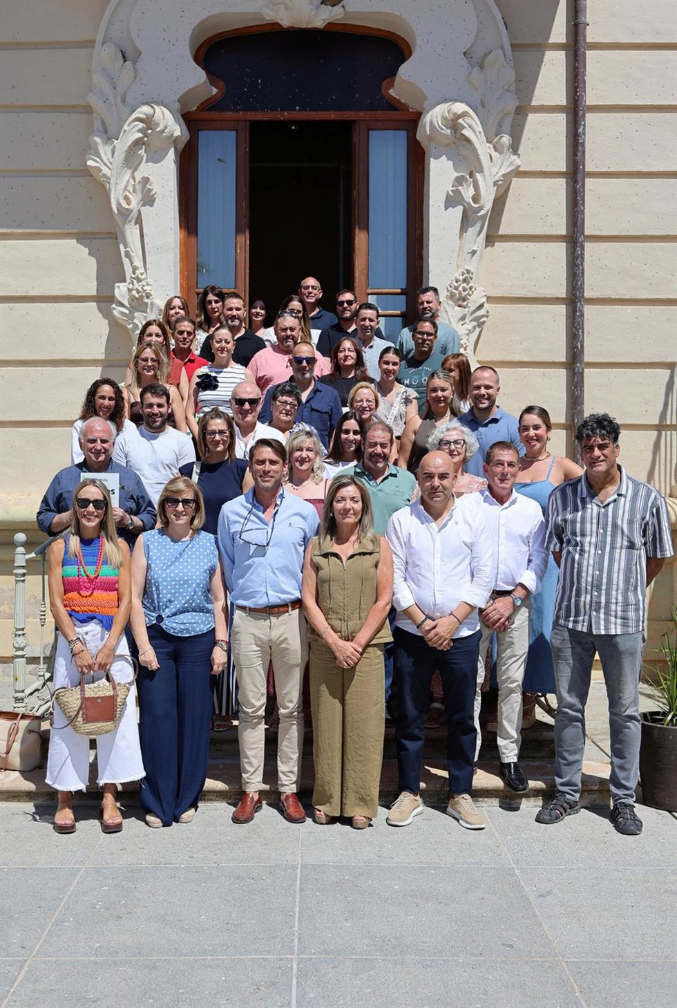 Autoridades y responsables de la empresas reconocidas con los distintivos 'Somos Turismo WeODS Guadiato 2030'.