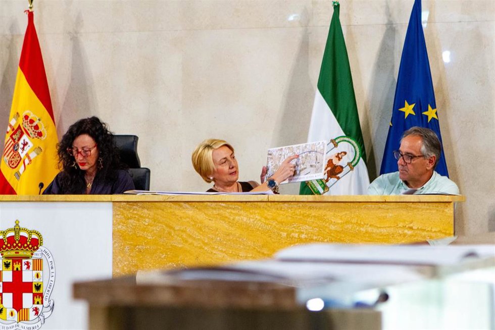 Archivo - La concejal Eloísa Cabrera muestra un plano sobre el desdoblamiento de la N-344 entre el Aeropuerto de Almería y El Toyo.